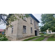 Квартира знаходиться на першому поверсі 2-ох поверхового цегляного будинку