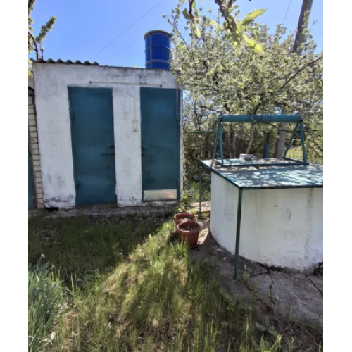 Продається дача з гарним розташуванням, 15  хвилин ходьби від водойми.