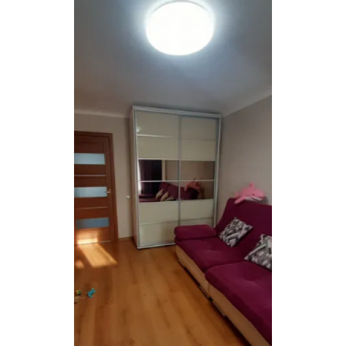 Продається 2-кімнатна квартира в центрі Чугуєва.